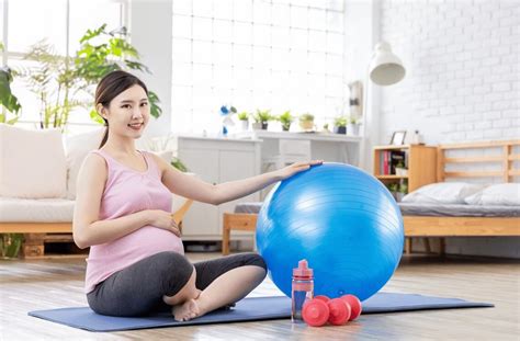 Pregnancy Ball Exercises: Tips for Healthy Moms (2024)