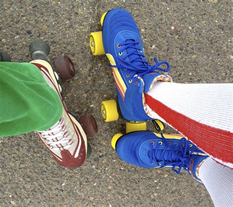 Fotos gratis : zapato, deporte, jugar, Pies, patinar, transporte, pierna, primavera, rojo, color ...