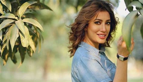 Mehwish Hayat dazzles in fresh-faced look: See Pics