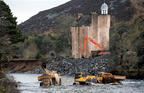 VIDEO: Time lapse footage shows heroic effort that saved Abergeldie Castle from floods