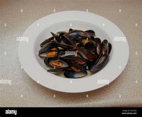 Moules marinière with cream, garlic and parsley Stock Photo - Alamy