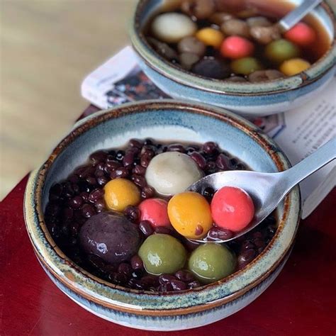 red beans and tangyuan dessert soup 紅豆湯圓 | Food, Red beans, Recipes