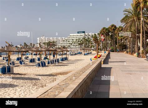 Plage de sa Coma et promenade en bord de mer, sa Coma, Majorque (Majorque), Îles Baléares ...