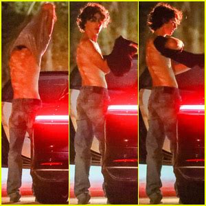 Timothee Chalamet Pulls Off His Shirt for a Post-Workout Change in Los ...