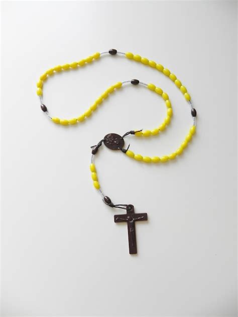 vintage plastic rosary \ yellow prayer beads \ crucif… - Gem