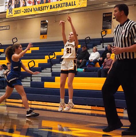 Manistee Mariners basketball fights for win against Oakridge