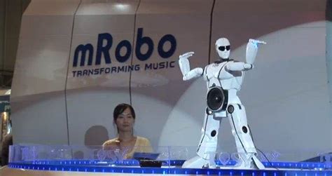 Tosy mRobo dancing robot | Ubergizmo