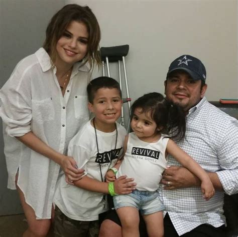 El álbum fotográfico de Selena Gomez con su familia mexicana