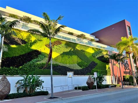 IPIC Delray Beach Greenwall - Greenroofs.com