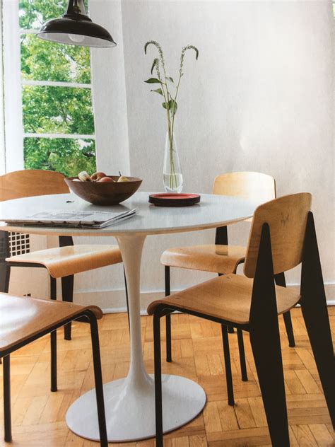 Table Tulipe d’Eero Saarinen (Knoll) & chaises Standard de Jean Prouvé ...