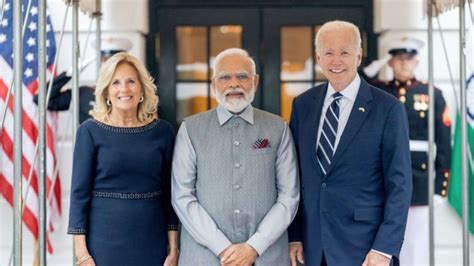 Guess Who's Not Coming to Dinner? Narendra Modi's Wife