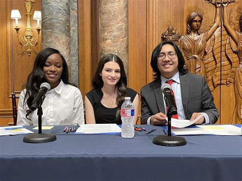 Dallas ISD students debate the use of artificial intelligence chatbots ...