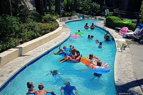 Lazy River at Mandalay Bay | Carlos Espinosa | Flickr