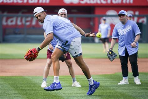 Patrick Mahomes brings ridiculous throwing motion to baseball diamond ...