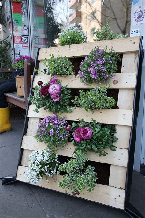 Un mini jardin avec une palette! 20 idées pour vous inspirer… Vertical Pallet Garden, Pallets ...