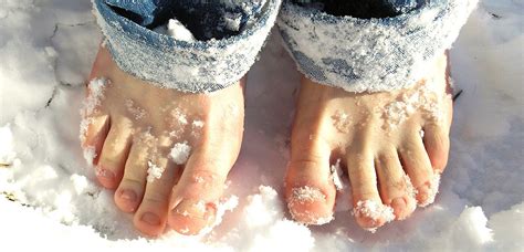 Why Your Feet Get Cold in Winter and What You Can Do - ZEDERNA