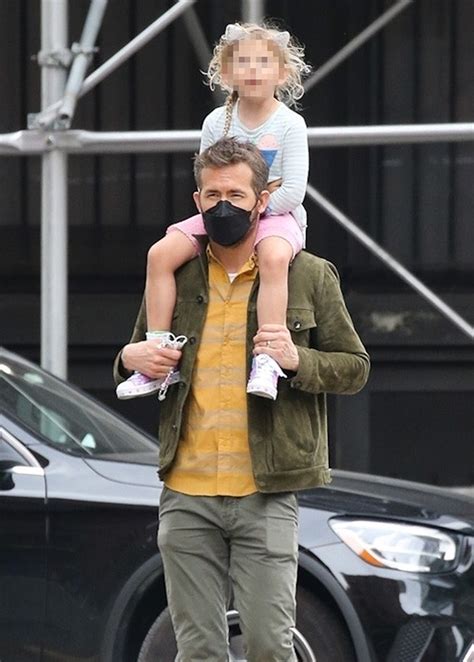 Ryan Reynolds Carries Daughter James On A Walk In New York City ...