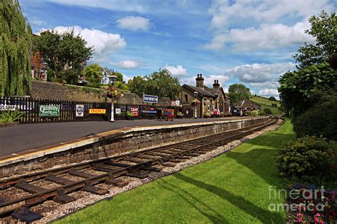 Oakworth Station on the Keighley and Worth Valley Railway line in West ...