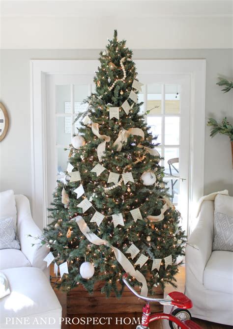 21 Best DIY Christmas Tree Garland Ideas to Try out in 2023