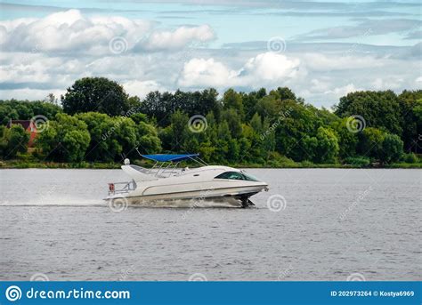 A Hydrofoil Boat Moves at High Speed Stock Photo - Image of motor, ship: 202973264