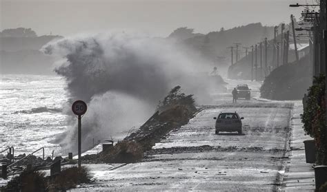 Wild Wellington weather: Capital battered by wind and rain as front moves across NZ - NZ Herald