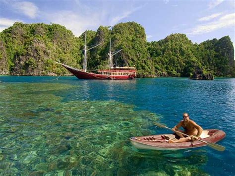 Pin di Raja Ampat Marine Park