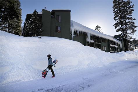 The big dump | Digging out from 11 feet of snow in Mammoth Lakes - Los Angeles Times