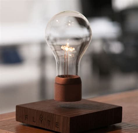 Lampe à poser design qui lévite dans les airs – la lampe Flyte!