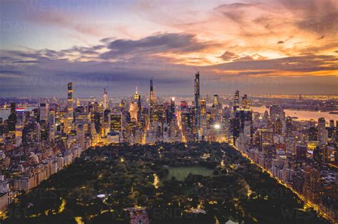 Aerial view above the central park in New York during the sunset, United States. – Stockphoto