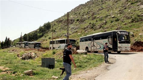 Hundreds of refugees 'return' to Syria from Lebanon