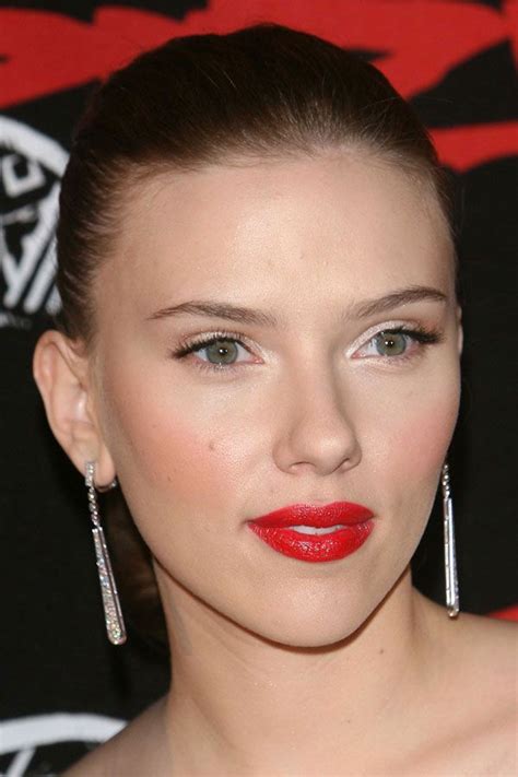 We love a statement red lip, and so does Scarlett Johansson! | Scarlett ...