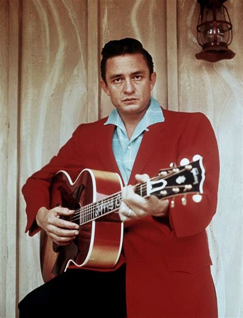 Why this picture catches our attention? The red coat.... Johnny Cash June Carter, Johnny Y June ...