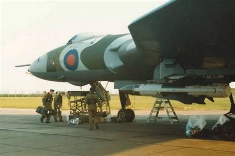 Falklands War 30 years on: Vulcan bomber navigator's amazing tale of ...