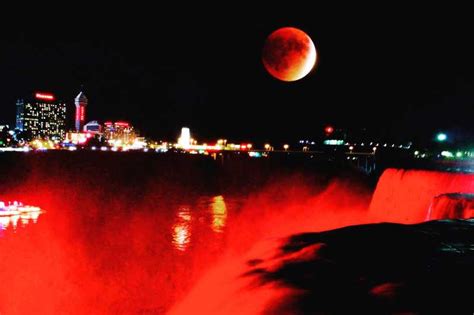 Niagara Falls: Mobsters & Mayhem Illumination & Fireworks | GetYourGuide