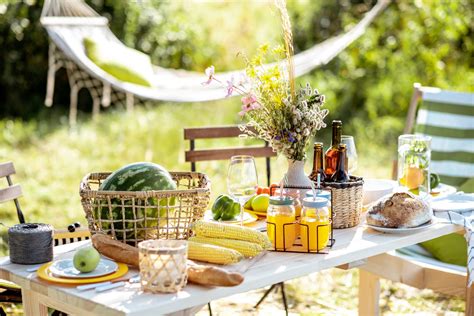 Backyard Picnic Ideas That Go Way Beyond Gingham - STATIONERS