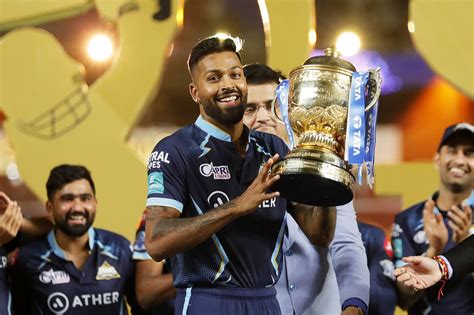 Hardik Pandya gets his hands on the IPL 2022 trophy | ESPNcricinfo.com