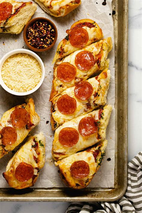 30 Minute Garlic Bread Pizza - Midwest Foodie