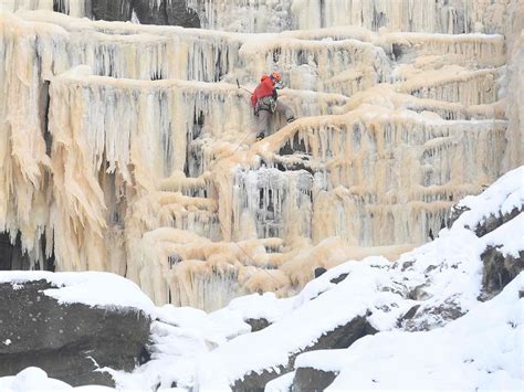 Kinder Downfall: Intrepid ice climbers ascend frozen waterfall | News-photos – Gulf News