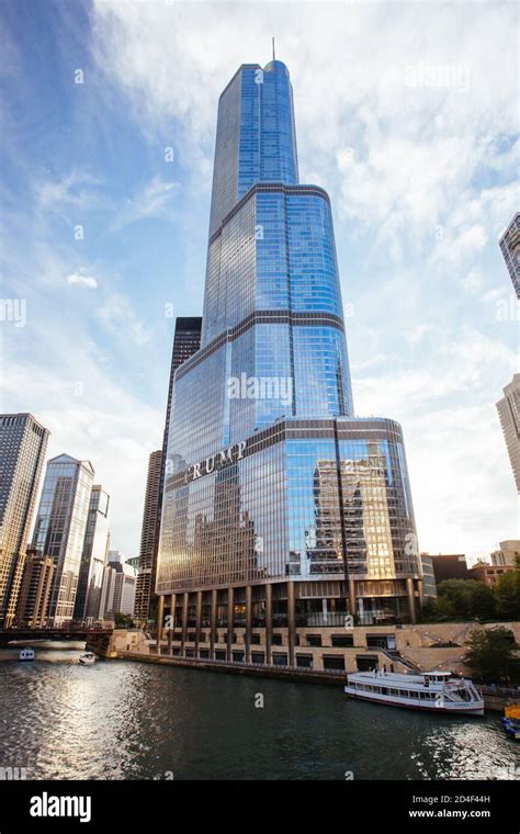 Chicago River Skyline and Trump Tower Stock Photo - Alamy