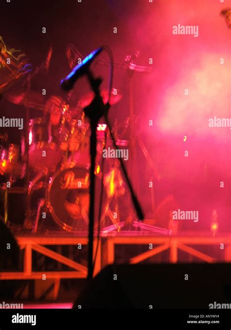 empty stage music concert set at night Stock Photo - Alamy