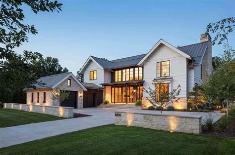 courtyard driveway with low wall | Modern farmhouse exterior, Farmhouse architecture, Modern ...