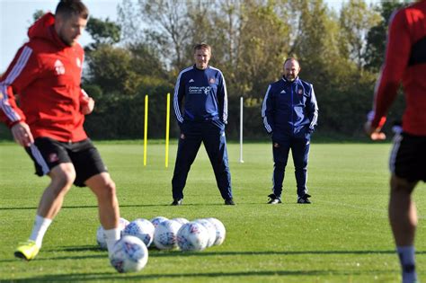 Phil Parkinson takes first Sunderland training session as manager ...