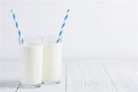 Almond Milk vs Cow Milk: Which is Healthier? - Stephanie Kay Nutrition