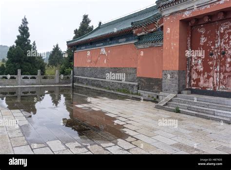 tianmen mountain temple architecture Stock Photo - Alamy