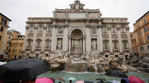 Fendi to finance $2.8M Trevi Fountain restoration | CBC News