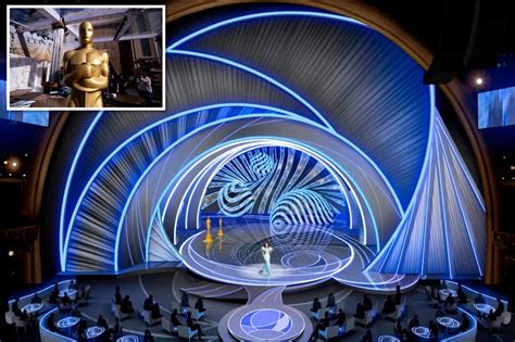 Twitter compares Oscars stage to 'Star Trek': 'Making me dizzy'