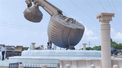 Lata Mangeshkar Chowk Unveiled in Ayodhya with 40-Foot Veena, 7 Pillars ...