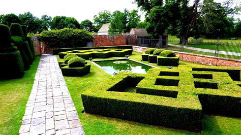 loveisspeed.......: Avebury Manor & Garden is a National Trust property consisting of an early ...