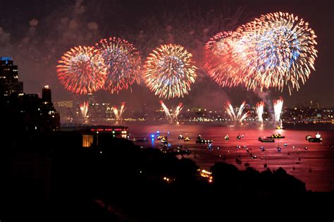 File:370 rsd fireworks red.jpg - Wikimedia Commons