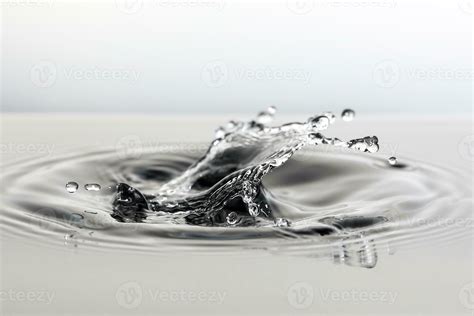 Water droplet drop splash collision dripping pillar reflection ...